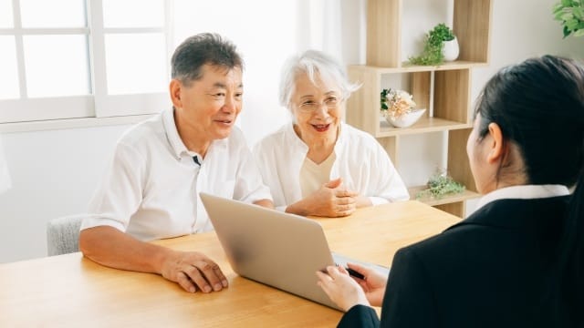 業者と話す老夫婦
