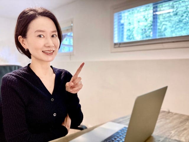 指をさす女性
